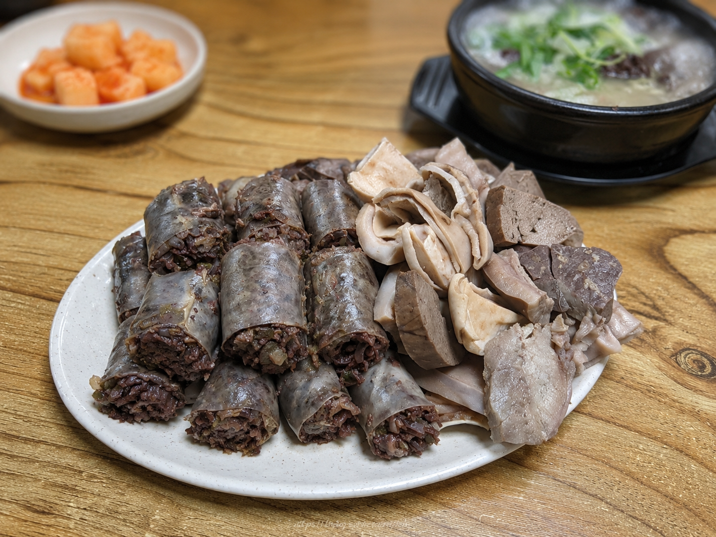 천안 병천순대거리의 순대국밥과 병천순대를 표현한 대표 이미지