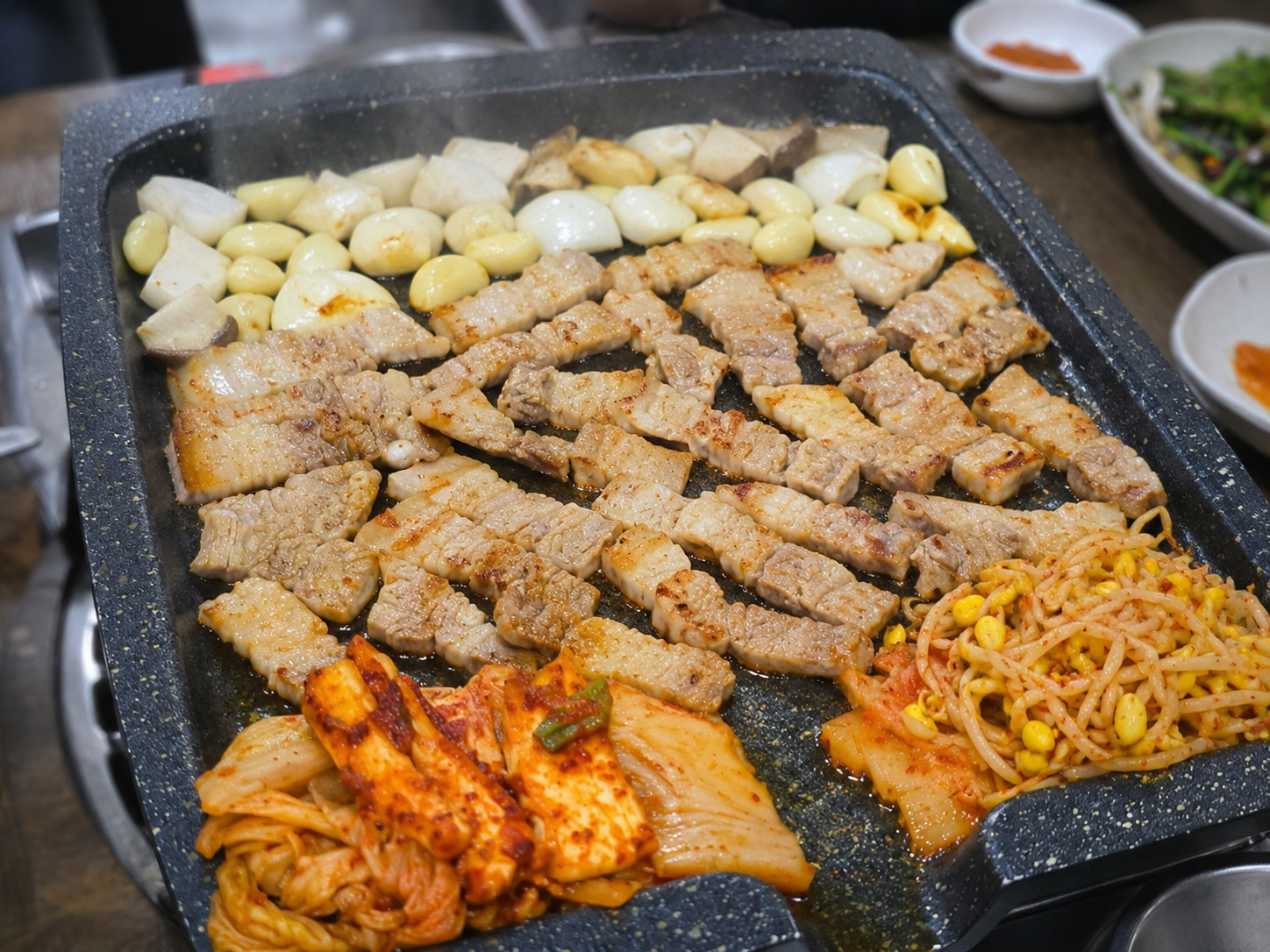 청주 서문시장 삼겹살거리의 삼겹살 구이 이미지