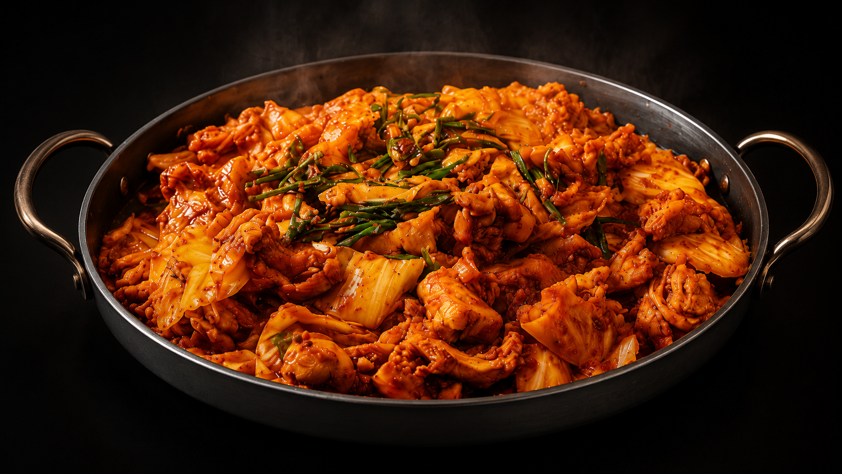 철판에 담긴 춘천 닭갈비 대표 이미지