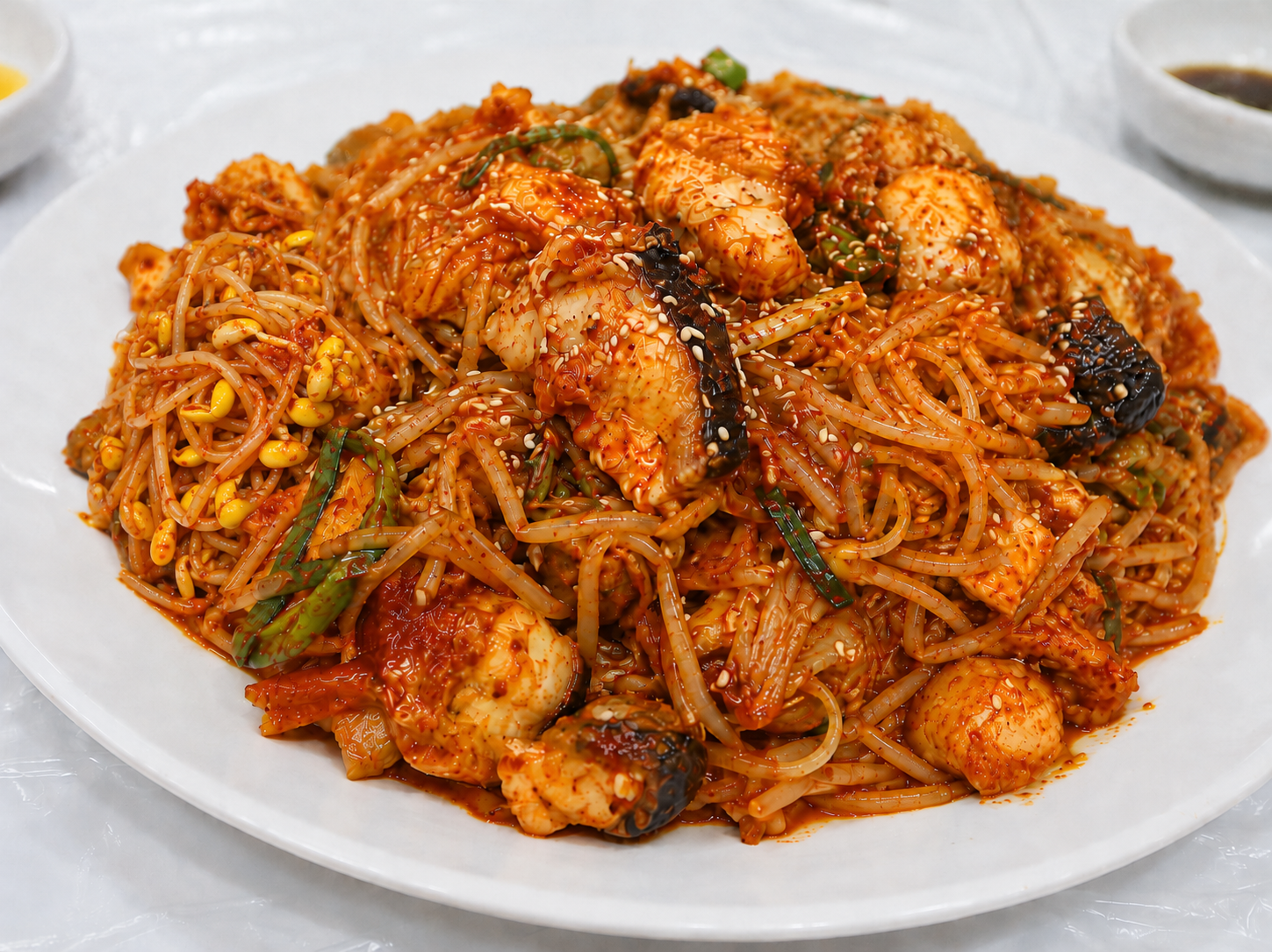 콩나물과 붉은 양념, 아귀 살의 질감이 보이는 마산식 아구찜 이미지